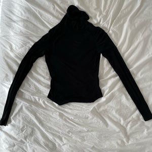 aritzia ribbed black turtleneck in size XS